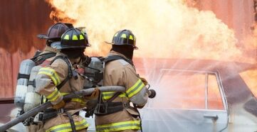 Brandfolk slukker en voldsom bilbrand med en brandslange